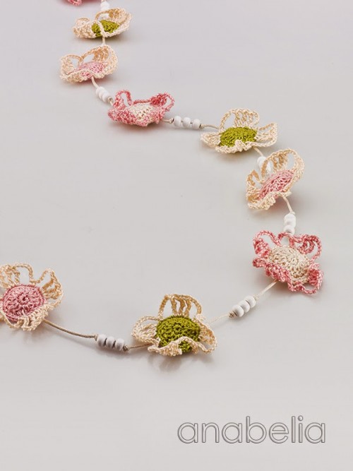 Crochet-necklace-soft-flowers-2