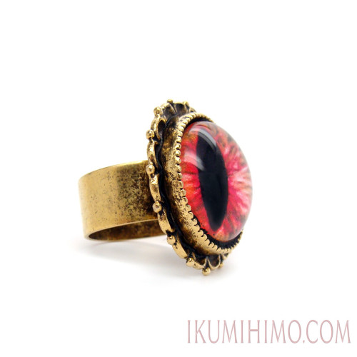 unblinkable-eye-ring-gold-plated-red-hued-eye-with-goldish-highlights-side-view-with-domed-glass-DSC08833-872px
